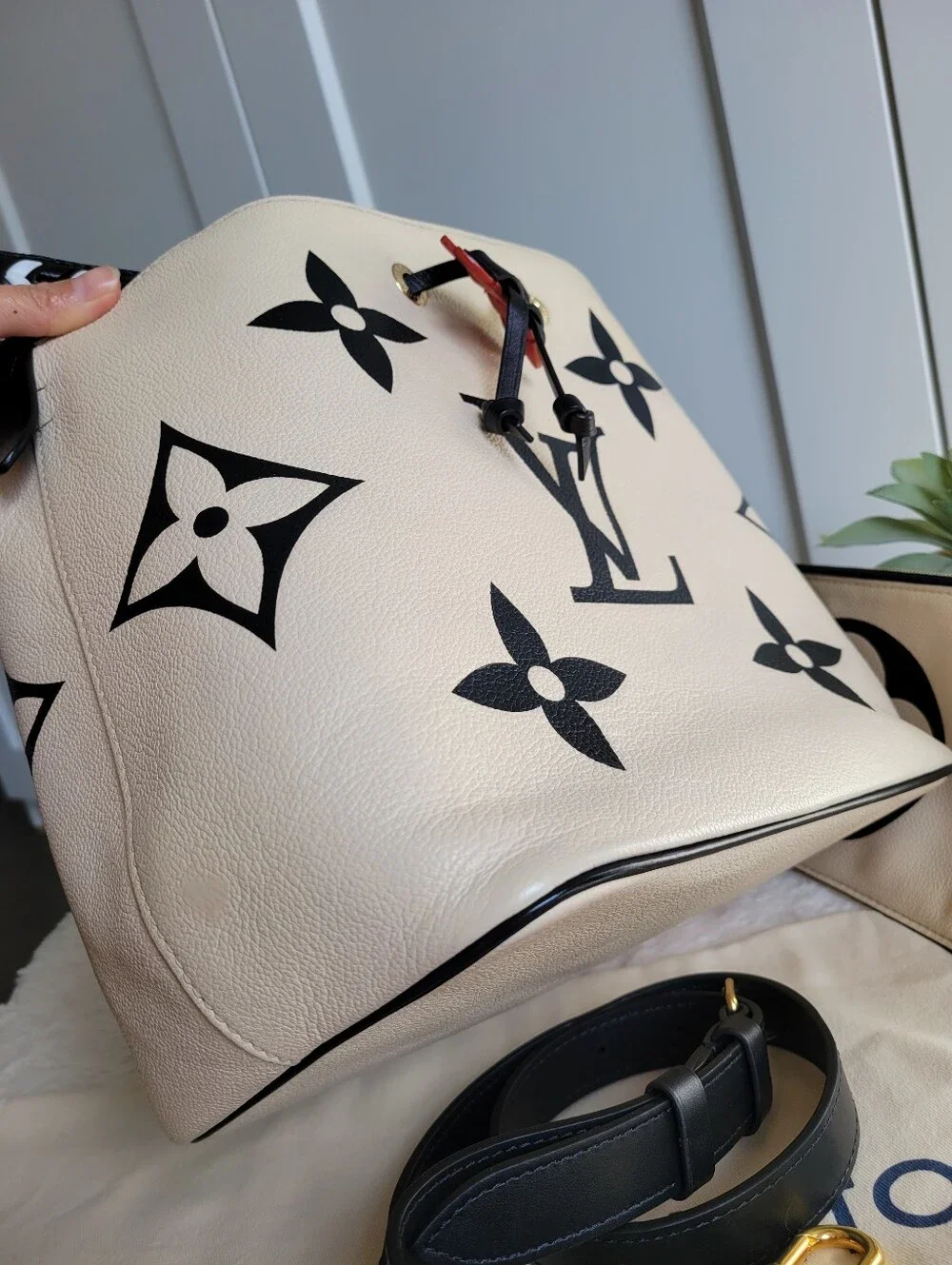 💕LIMITED Edition Louis Vuitton Neo Crafty Giant Noe Ivory Creme Black Empreinte